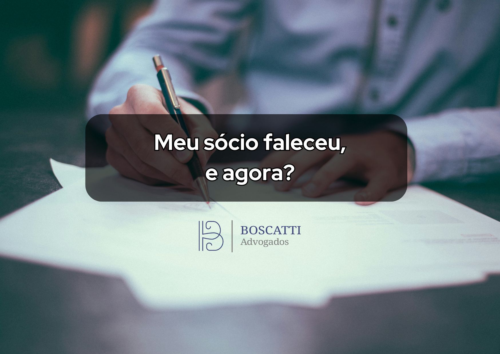Homem assinando pedaço de papel