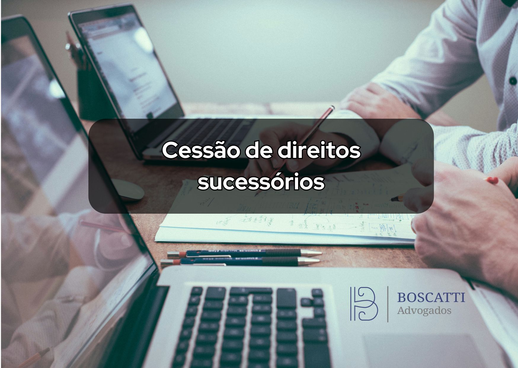 mesa com notebooks para se discutir a cessão de direitos sucessórios