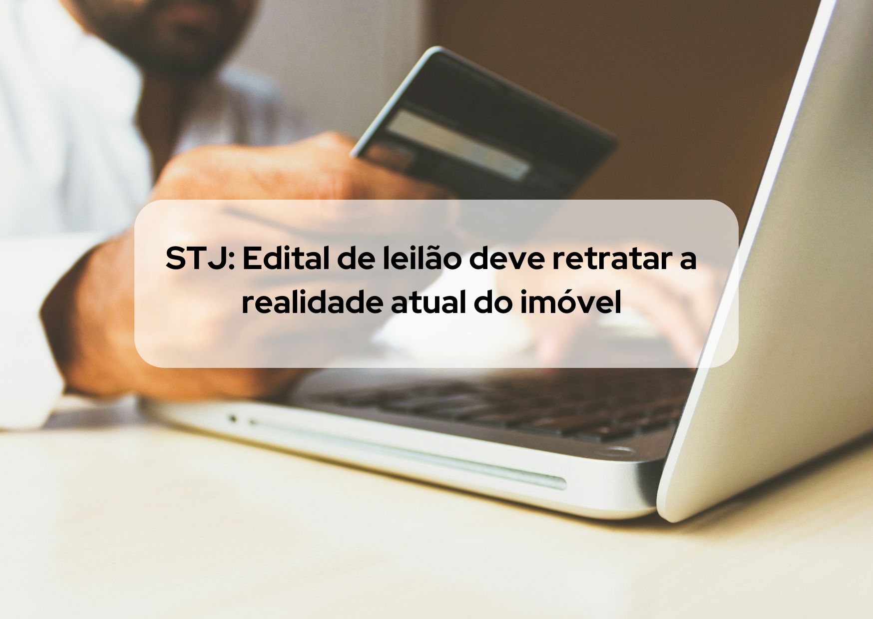 pessoa mexendo no computador com o título EDITAL DE LEILÃO DEVE RETRATAR A REALIDADE DO IMÓVEL